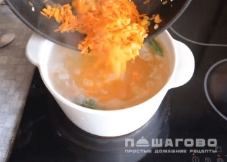 Фото приготовления рецепта: Суп из крапивы и картофелем с яйцом - шаг 3