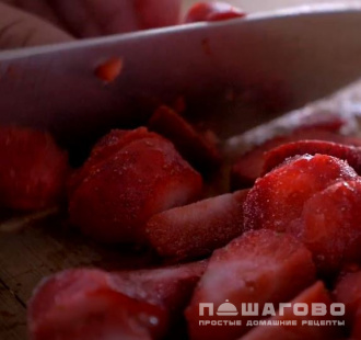 Фото приготовления рецепта: Итальянское сырное мороженное с орехами - шаг 4
