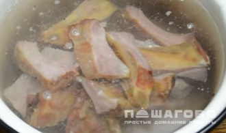 Фото приготовления рецепта: Гороховый суп с копчеными ребрышками и зеленью - шаг 2