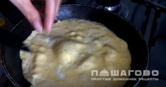 Фото приготовления рецепта: Нежный омлет с грибами, специями и сыром - шаг 3