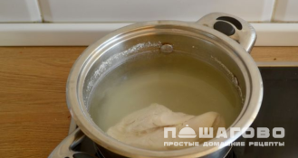 Фото приготовления рецепта: Салат с корейской морковью, курицей и пекинской капустой - шаг 3