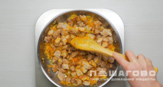 Фото приготовления рецепта: Подлива с мясом и мукой - шаг 2