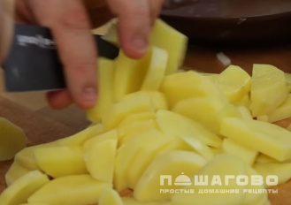 Фото приготовления рецепта: Картофель с мясом по-французски - шаг 4