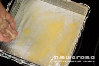 Фото приготовления рецепта: Шарлотка с молоком - шаг 4