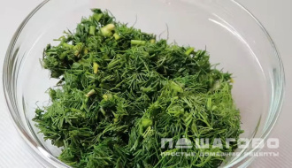 Фото приготовления рецепта: Маринованный сладкий перец с чесноком и зеленью - шаг 2