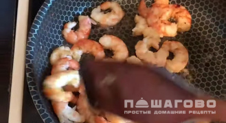 Фото приготовления рецепта: Салат с фунчозой и морепродуктами - шаг 7