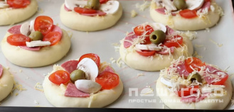 Фото приготовления рецепта: Мини-пиццы с оливками и грибами - шаг 4