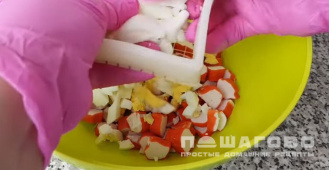 Фото приготовления рецепта: Салат из крабовых палочек с кукурузой - шаг 2