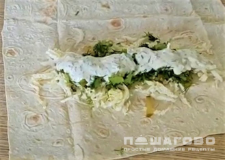 Фото приготовления рецепта: Вегетарианская шаурма с соусом - шаг 4