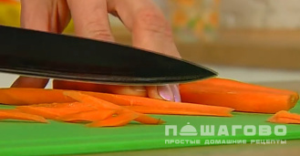 Фото приготовления рецепта: Салат с морковью, огурцами и имбирем - шаг 1