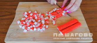 Фото приготовления рецепта: Салат с крабовыми палочками и морковью по-корейски - шаг 2