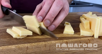 Фото приготовления рецепта: Салат из фасоли с сухариками - шаг 6
