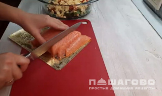 Фото приготовления рецепта: Салат «Цезарь» с лососем и соком лимона - шаг 3