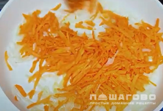Фото приготовления рецепта: Заливной капустный пирог на сметане - шаг 1