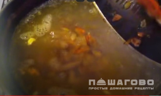 Фото приготовления рецепта: Сырный суп с курицей, шампиньонами и гренками - шаг 3