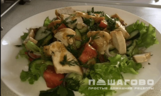 Фото приготовления рецепта: Весенний салат с куриной грудкой - шаг 4