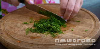 Фото приготовления рецепта: Салат из кукурузы и корейской моркови - шаг 4