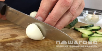 Фото приготовления рецепта: Канапе с красной икрой и болгарским перцем - шаг 4