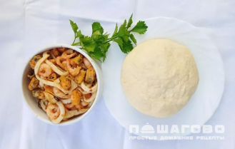 Фото приготовления рецепта: Пицца с морепродуктами - шаг 2