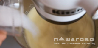 Фото приготовления рецепта: Яблочная шарлотка - шаг 5