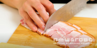 Фото приготовления рецепта: Картошка-гармошка с чесноком и укропом в духовке - шаг 4