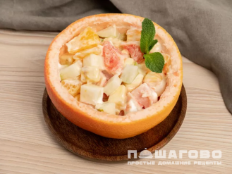 Фото приготовления рецепта: Фруктовый салат с мандарином в половине грейпфрута - шаг 3