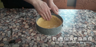 Фото приготовления рецепта: Заливной пирог с клубникой - шаг 11