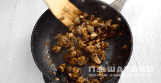 Фото приготовления рецепта: Грибной суп в хлебном горшочке - шаг 4