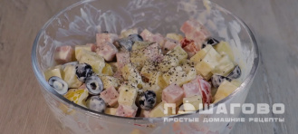 Фото приготовления рецепта: Салат с ананасом и ветчиной - шаг 3