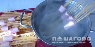 Фото приготовления рецепта: Макароны в сосисках - шаг 3