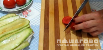 Фото приготовления рецепта: Рулетики из кабачков, мягкого сыра и чеснока - шаг 4