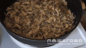 Фото приготовления рецепта: Спагетти с грибами в сливочном соусе - шаг 3