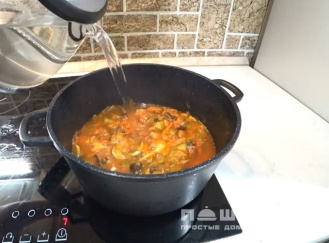 Фото приготовления рецепта: Домашняя солянка с мясным ассорти русская - шаг 7
