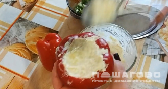 Фото приготовления рецепта: Болгарский перец фаршированный яйцом и сыром - шаг 5