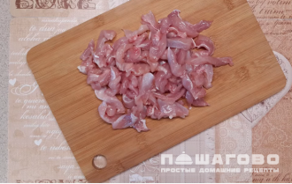 Фото приготовления рецепта: Пицца Цезарь с курицей - шаг 3