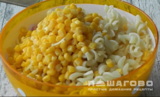 Фото приготовления рецепта: Итальянский салат с ветчиной, сыром и овощами - шаг 5