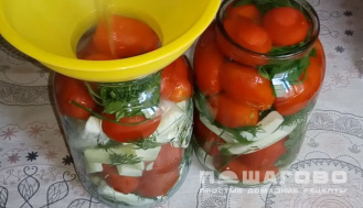 Фото приготовления рецепта: Маринованная закуска из кабачка, помидора и лука - шаг 3