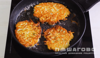 Фото приготовления рецепта: Драники с курицей - шаг 7