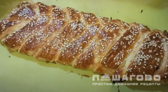 Фото приготовления рецепта: Пирог с сыром и сосисками - шаг 10