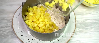 Фото приготовления рецепта: Салат из ананасов с сыром и чесноком - шаг 11