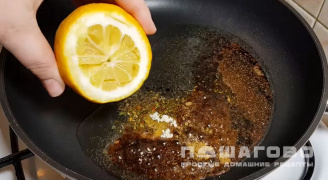 Фото приготовления рецепта: Жареные грибы с чесноком, петрушкой и лимонным соком - шаг 2