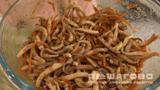 Фото приготовления рецепта: Салат с кальмарами и корейской морковью - шаг 5