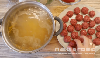 Фото приготовления рецепта: Суп с фрикадельками и овощами - шаг 3
