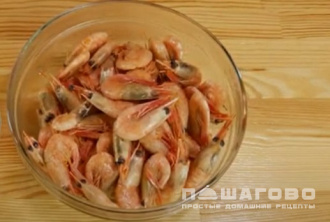 Фото приготовления рецепта: Креветки вареные с лимоном и укропом - шаг 4