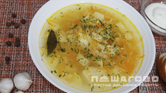Фото приготовления рецепта: Кислые щи с капустой и куриной грудкой - шаг 6