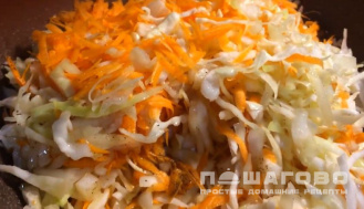 Фото приготовления рецепта: Щи с грибами и свежей капустой - шаг 2