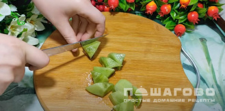 Фото приготовления рецепта: Фруктовый салат с шоколадом и взбитыми сливками - шаг 2