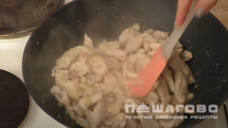 Фото приготовления рецепта: Бефстроганов из куриной грудки - шаг 6