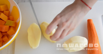Фото приготовления рецепта: Тыквенный крем-суп с курицей и сухарикамии - шаг 1