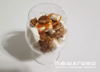 Фото приготовления рецепта: Простой и быстрый десерт из мороженого с орехами в карамели - шаг 5